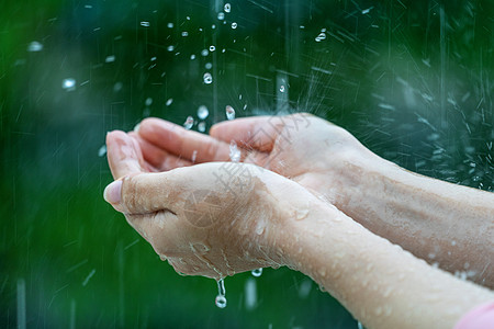淋雨时紧紧湿女性的手溪流手指液体瀑布女士环境棕榈淋浴飞溅图片