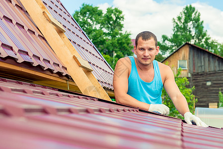 在一个男人的肖像 一个男人用工具箱 在房子屋顶上构造住房建筑工匠男人工艺建设者承包商工作屋顶图片