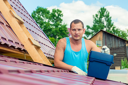 在一个男人的肖像 一个男人用工具箱 在房子屋顶上构造工作职业建筑工艺住宅工匠屋顶成人木头图片