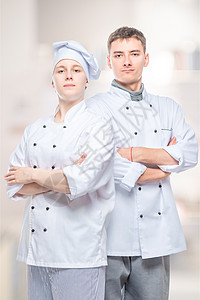 厨房背景下穿着西装的成功专业厨师团队的肖像图片