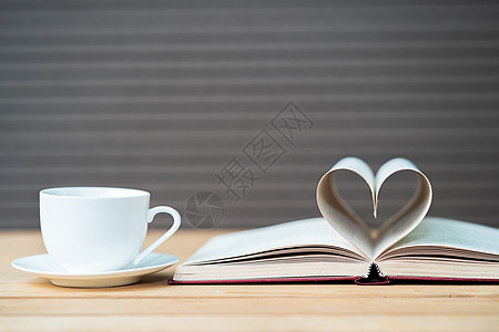 书页 曲曲心形和咖啡杯图片