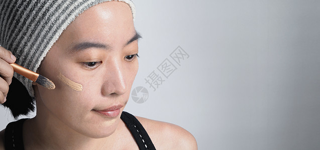 美丽的亚洲女性美容脸 用液态打成的女士魅力化妆品褐色治疗海绵肤色白色奶油艺术家图片