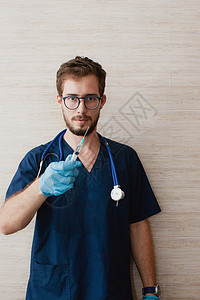 一位在医生室工作的自信的医生图片