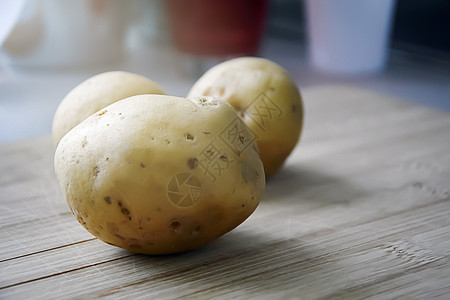 木制桌上生土豆的死活收成营养烹饪木板团体植物市场桌子木头饮食图片