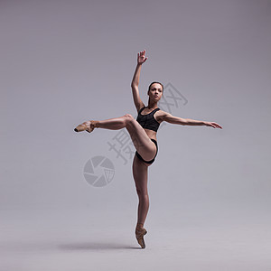 美丽的芭蕾舞者在指点上运动行动脚尖飞跃成人平衡灵活性拖鞋工作室舞蹈女性图片