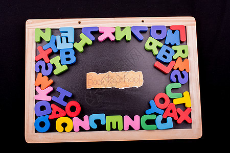 由木制的彩色字母字幕学生童年教学孩子幼儿园知识教育学拼写学校图片