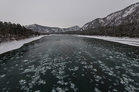 河流和山山的风景国家旅行气候森林天空溪流天线岩石季节蓝色图片