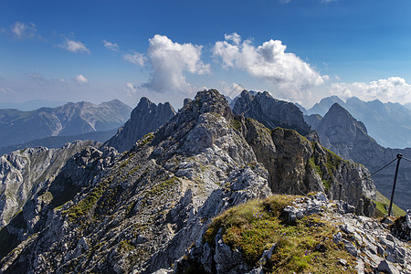 通过的尾部部分首脑登山顶峰电缆运动太阳安全远足岩石图片