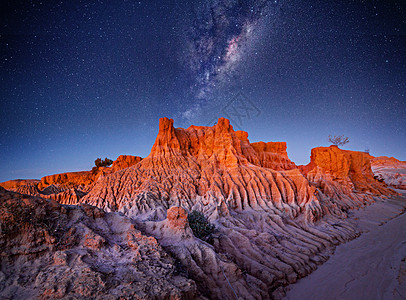 沙漠地貌的星空图片