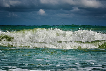 海上的波浪大风海水风暴浪花冲浪泡沫码头破浪波浪状海洋背景图片