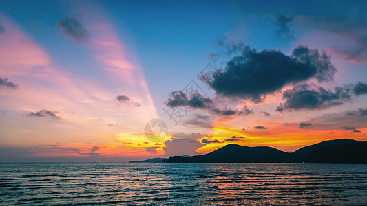 沙滩上多彩多彩的日落天空日出蓝色阳光天空季节海岸太阳海洋全景气候图片