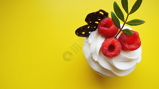黄底带甜奶油的自制松饼和新鲜鲜红草莓浆果水果饮食面包派对燃烧甜点假期磨砂小吃图片