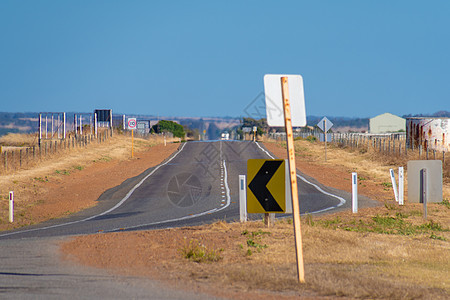 在澳洲外背地区穿过干燥农田的直直直道路两极褪色日出橙子国家衬套冒险日落沙漠太阳图片