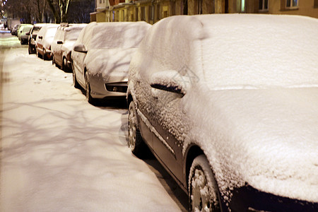 车停在雪地上 暴风雪背景图片