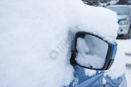 一辆被雪覆盖的汽车紧闭图片