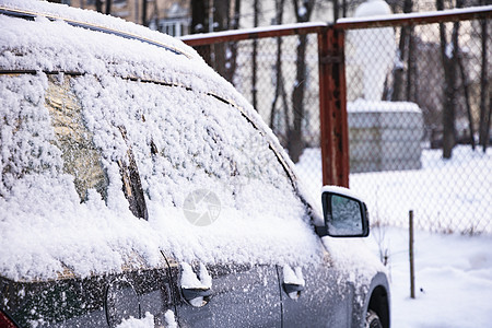 白雪覆盖的停车场车流 城市场景 暴风雪 从雪中清洁汽车图片