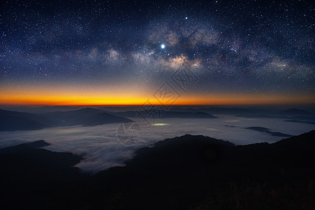 星星灯银河系和恒星在山上闪耀背景