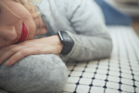 以聪明手表睡觉的女人电脑水平智能时间身体睡眠女性电子产品休息警报图片