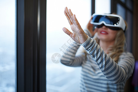 身穿虚拟现实头盔的妇女上网创新技术乐趣女士游戏模拟器工具视频遮蔽图片