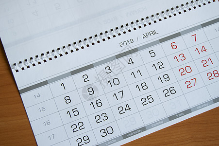 2019年4月日历页的木制表格上的背景日期时间年度办公室日历笔记水平程序日历页假期商业图片