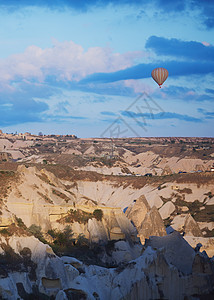 热气球飞越卡帕多西亚岩石上空气球火鸡旅行假期旅游篮子休闲飞行空气钦佩图片