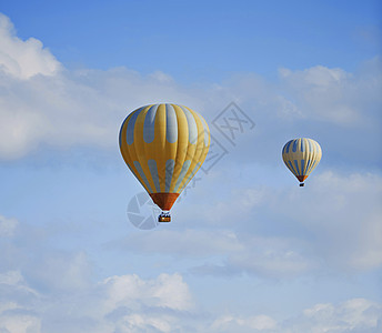 两个气球在天空中飞翔交通旅行活动旅游飞机活力方式自由幸福休闲图片