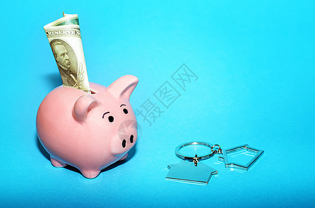 粉红小猪银行 桌上有一栋房子 装饰着 节约资金和房地产存款的概念订金经济硬币信用生长银行业住宿金融盒子建筑图片