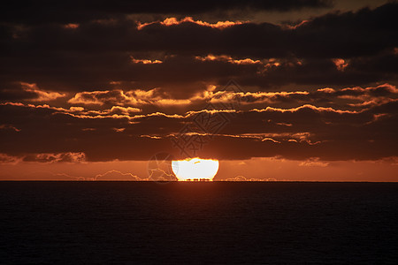 澳大利亚Geraldton日落时 太阳在地平线下设定 部分被红光云覆盖天空望远镜海洋橙子日出旅行远程海浪阳光蓝色图片