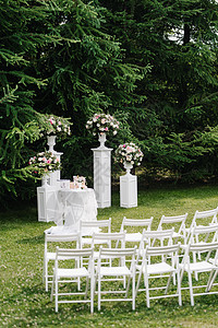 结婚仪式区域乡村白色花店花园风格花朵装饰婚礼花束绿色图片