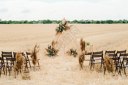 结婚仪式区域庆典乡村假期花朵装饰婚姻白色花店绿色花束图片