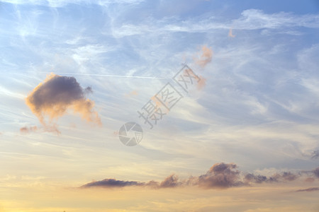 充满云雾的戏剧性夏日天空太阳旅行金子日落天堂海洋阳光地平线天气气氛图片