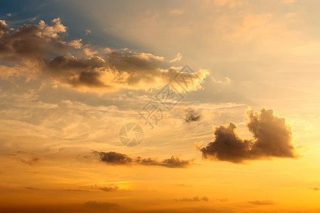 充满云雾的戏剧性夏日天空日出天堂橙子阳光金子场景地平线日落晴天海洋图片