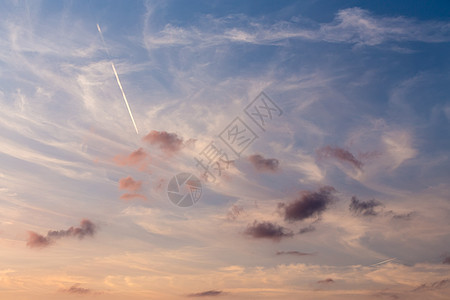 充满云雾的戏剧性夏日天空旅行地平线金子太阳晴天海洋天气阳光天堂日落图片