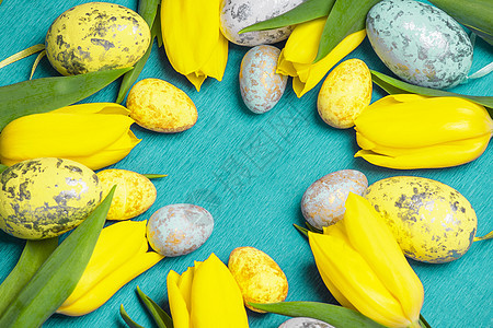复活节快乐 黄色新鲜郁金香 在蓝色背景和复活节鸡蛋上植物食物礼物风格假期问候语乡村庆典木头卡片图片