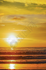 泰国普吉Patong海滩的盛大黄金日落背景图片