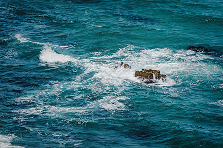海洋中的石头波浪状码头旅行水面冲浪浪花水域生态岩石环境背景图片