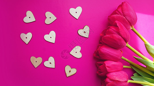 粉红背景有红心的粉红色郁金香 平坦的躺地 最顶端的视图女士叶子礼物花束横幅假期女性卡片鲜花紫色图片