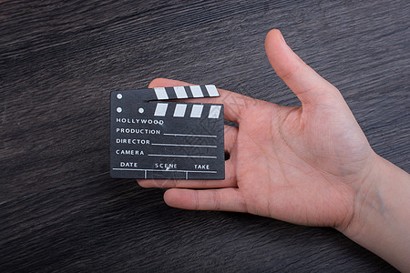 手牵手握着一部小电影相机黑色记板生产导演娱乐工作室运动场景摄影师图片
