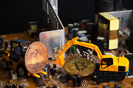 主板上的背粉和叉车挖掘比特币 Bitcoi 概念图片