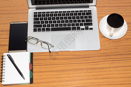 有开放笔记本 手机 眼镜 笔和一杯咖啡的书桌 带复制空间的顶视图 商业静物概念与桌上的办公用品 教育 工作或规划概念横格热饮文书图片