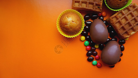 美味巧克力煎蛋 橙色底的甜点桌子庆典装饰乡村蓝色色泽木头礼物宏观糖果图片