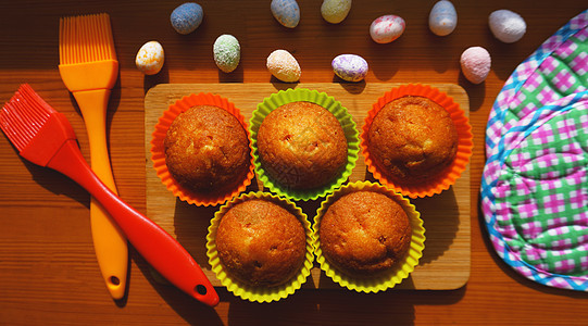 以鸡蛋 复活节甜点装饰的迷你蛋糕午餐羽毛乡村菜单厨房干草食物糖果假期庆典图片