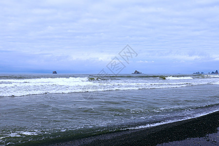 在太平洋海岸暴风雨中 夏日天空中的黑云动物海岸冲浪支撑天际阴影地平线海洋暴风云风暴图片