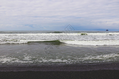 在太平洋海岸暴风雨中 夏日天空中的黑云海洋戏剧性蓝色天气假期冲浪海浪海滩羽毛团体图片