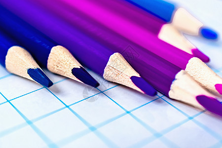 集中的彩色双铅笔绘画蓝色白色木头艺术蜡笔黄色红色学校办公室图片
