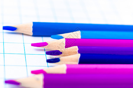 集中的彩色双铅笔红色艺术白色绿色绘画黄色蓝色学校木头蜡笔图片