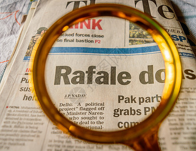 印度加尔各答 2019年3月18日 英国报纸扫描仪下的Rafale一词文化审查安全放大镜沟通主题测量财经质量控制检查图片