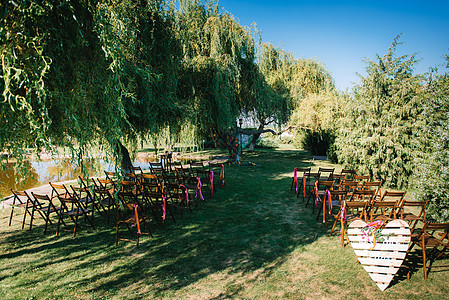 婚礼仪式区 拱椅装饰椅子花朵花店粉色婚姻假期风格派对花园乡村图片