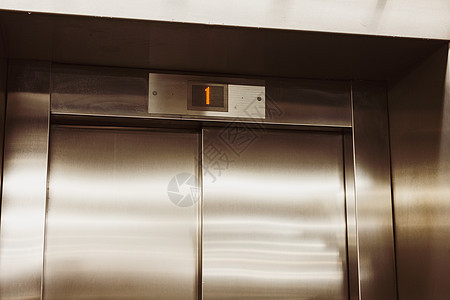 电梯门关着 一楼的电梯图片