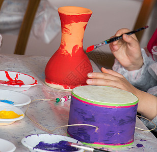 装饰手工制作陶土陶器的幼儿学校艺术学习刷子陶瓷制品绘画创造力艺术家孩子图片